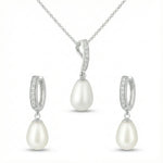 Silber Schmuckset mit weißer Perlenhalskette und passenden Creolen – elegantes Damen-Perlenschmuck-Set mit Zirkonia für Hochzeit, Braut und festliche Anlässe.
