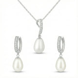 Silber Schmuckset mit weißer Perlenhalskette und passenden Creolen – elegantes Damen-Perlenschmuck-Set mit Zirkonia für Hochzeit, Braut und festliche Anlässe.
