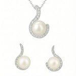 Silber Schmuckset mit runder weißer Perlenhalskette und passenden Perlen-Ohrsteckern, geschwungene Fassung mit funkelnden Zirkonia – elegantes Damen-Perlenschmuck-Set für Hochzeit, Braut und festliche Anlässe.
