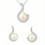 Silber Schmuckset mit runder weißer Perlenhalskette und passenden Perlen-Ohrsteckern, geschwungene Fassung mit funkelnden Zirkonia – elegantes Damen-Perlenschmuck-Set für Hochzeit, Braut und festliche Anlässe.
