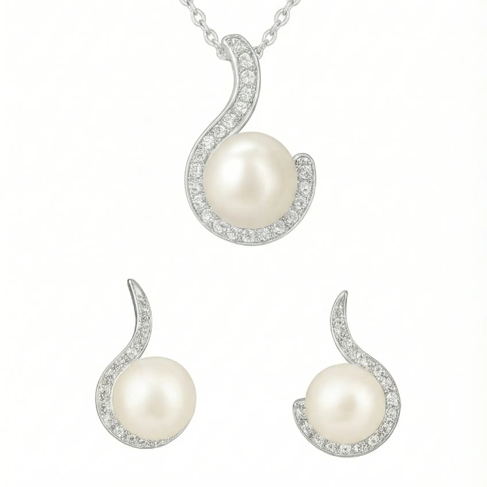 Silber Schmuckset mit runder weißer Perlenhalskette und passenden Perlen-Ohrsteckern, geschwungene Fassung mit funkelnden Zirkonia – elegantes Damen-Perlenschmuck-Set für Hochzeit, Braut und festliche Anlässe.
