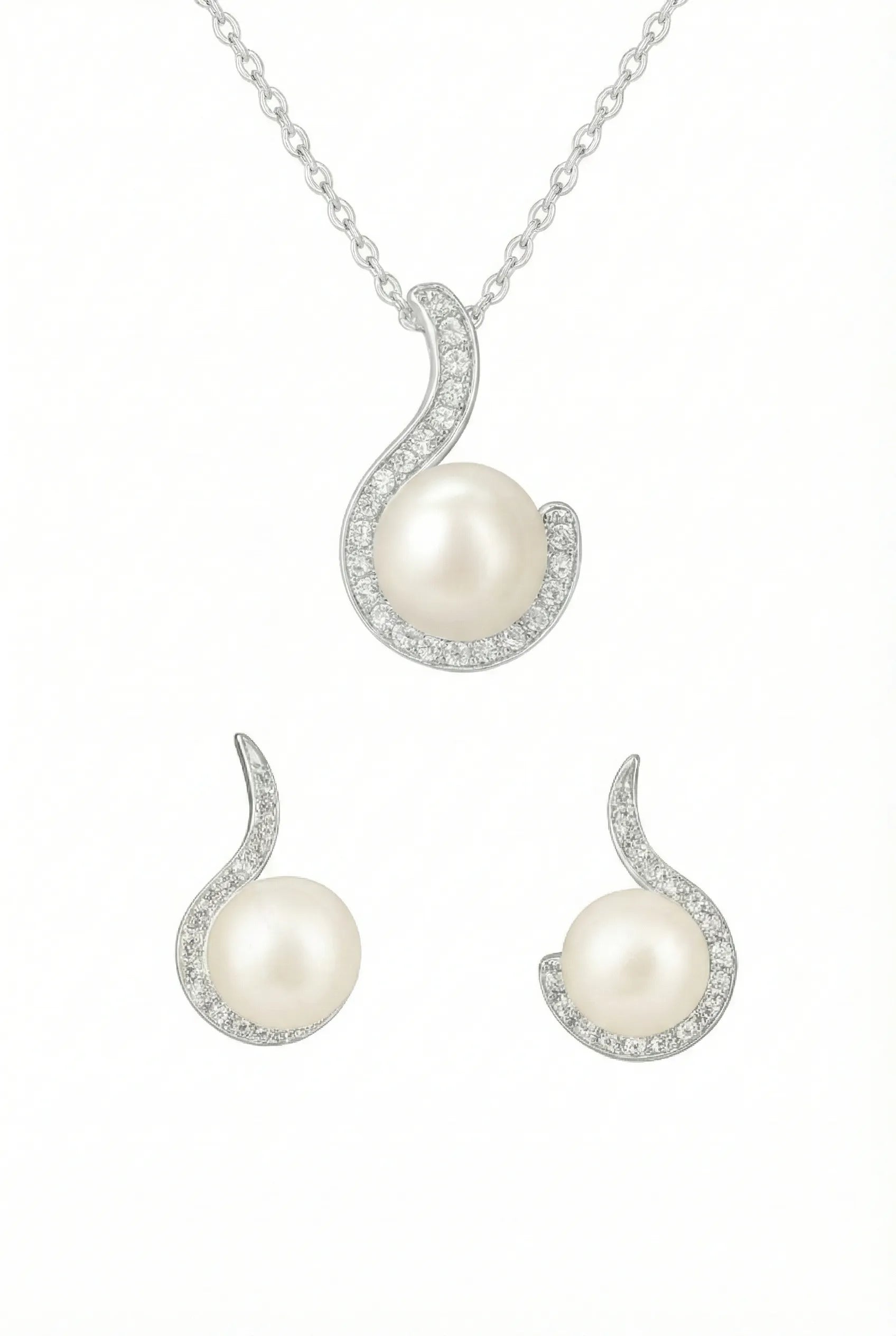 Silber Schmuckset mit runder weißer Perlenhalskette und passenden Perlen-Ohrsteckern, geschwungene Fassung mit funkelnden Zirkonia – elegantes Damen-Perlenschmuck-Set für Hochzeit, Braut und festliche Anlässe.
