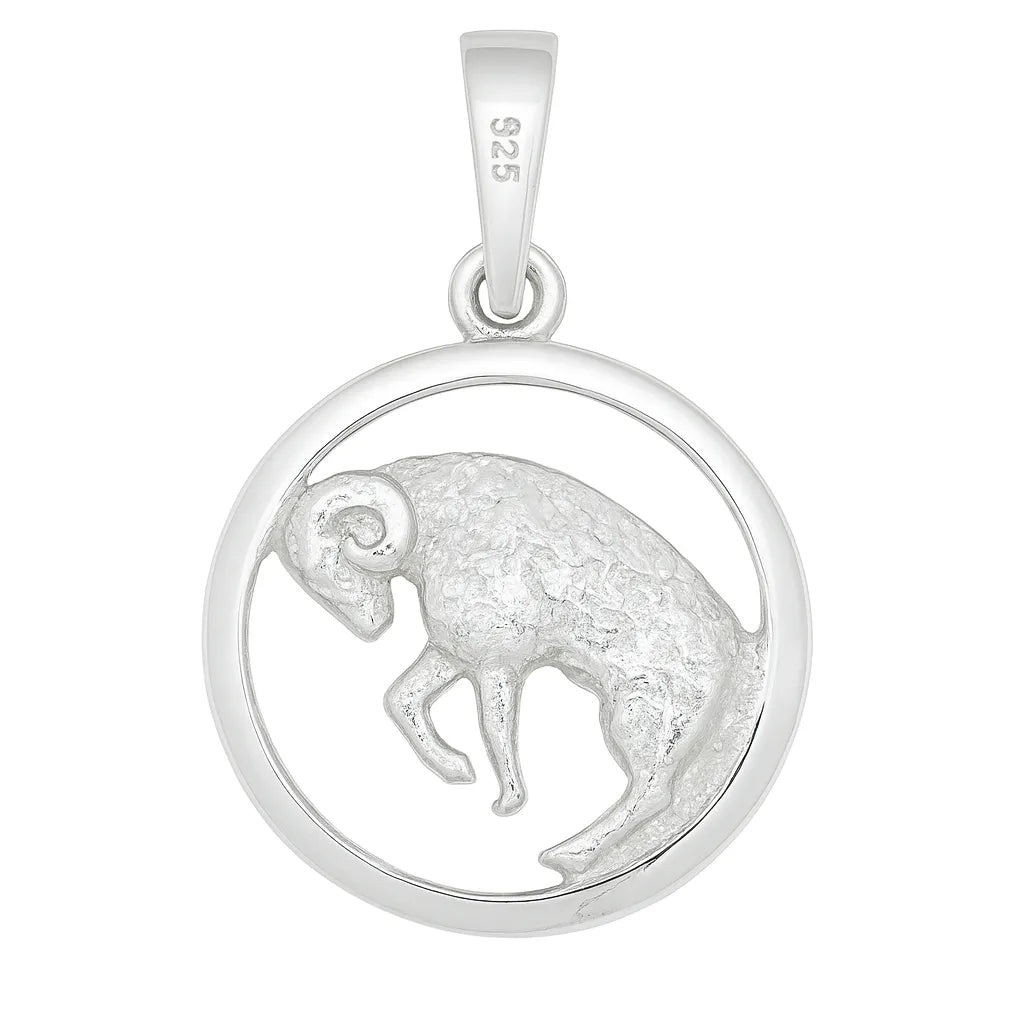 Das Bild zeigt einen runden Sternzeichen-Anhänger Widder aus poliertem 925 Sterling Silber mit reliefartig gearbeiteter Widderfigur für schmuckliebende Damen und Herren.