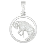 Das Bild zeigt einen runden Sternzeichen-Anhänger Widder aus poliertem 925 Sterling Silber mit reliefartig gearbeiteter Widderfigur für schmuckliebende Damen und Herren.