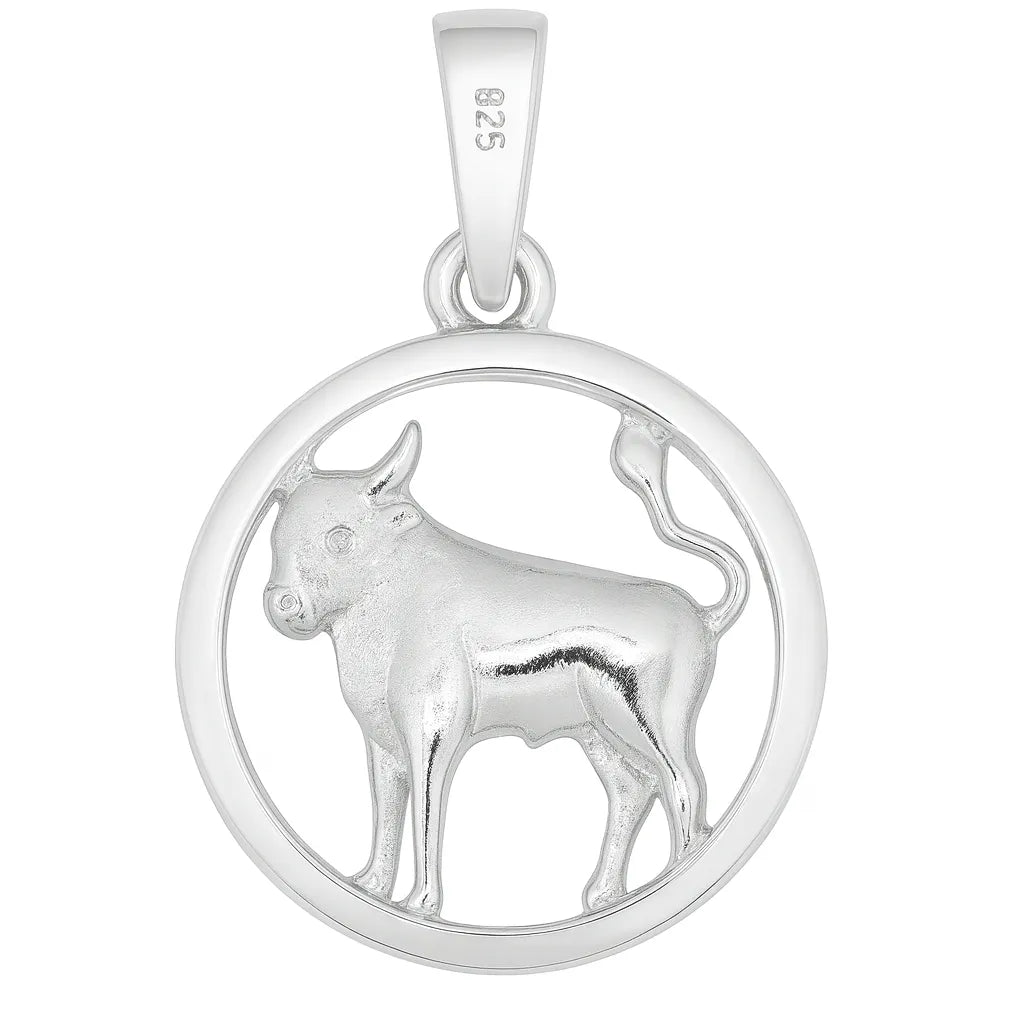 Das Produktbild zeigt einen runden Sternzeichen-Anhänger Stier aus poliertem 925 Sterling Silber mit plastisch gearbeitetem Stier-Motiv im offenen Kreis, ideal für Damen und Herren, die persönlichen Horoskop-Schmuck lieben.