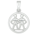 Dieser runde Sternzeichen-Anhänger Zwillinge aus poliertem 925 Sterling Silber zeigt zwei stilisierte Figuren im offenen Design und richtet sich an schmuckliebende Horoskop-Fans.