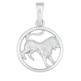 Das Produktbild zeigt einen runden Sternzeichen-Anhänger Löwe aus poliertem 925 Sterling Silber mit durchbrochener Löwenfigur, ideal für schmuckliebende Löwe-Geborene als persönliches Geschenk.