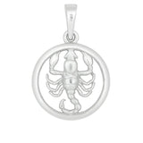 Das Produktbild zeigt einen runden Sternzeichen-Anhänger Skorpion aus glänzendem 925 Sterling Silber mit plastischem Skorpionmotiv, ideal für schmuckliebende Skorpion-Geborene als persönliches Geschenk.