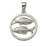 Das Bild zeigt einen runden Sternzeichen-Anhänger Fische aus poliertem 925 Sterling Silber mit zwei filigranen Fischmotiven für schmuckliebende Damen und Herren.