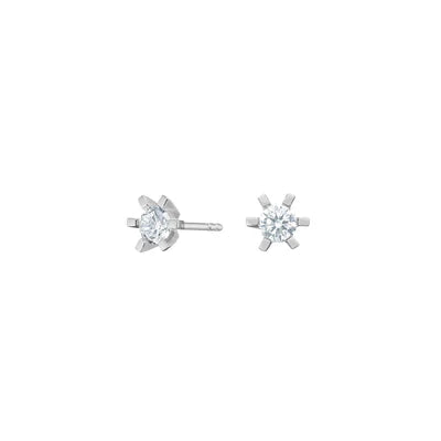 Diese feinen Damen-Ohrstecker aus 925 Sterling Silber mit funkelndem Zirkonia in filigraner Sternfassung sind ein eleganter Schmuckklassiker für stilbewusste Frauen.