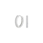 Diese zarten Creolen aus 925 Sterling Silber, wahlweise vergoldet, sind vorne mit funkelnden Zirkonia besetzt und ideal für stilbewusste Damen.