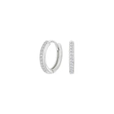 Diese zarten Creolen aus 925 Sterling Silber, wahlweise vergoldet, sind vorne mit funkelnden Zirkonia besetzt und ideal für stilbewusste Damen.