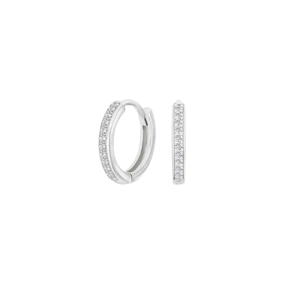 Diese zarten Creolen aus 925 Sterling Silber, wahlweise vergoldet, sind vorne mit funkelnden Zirkonia besetzt und ideal für stilbewusste Damen.