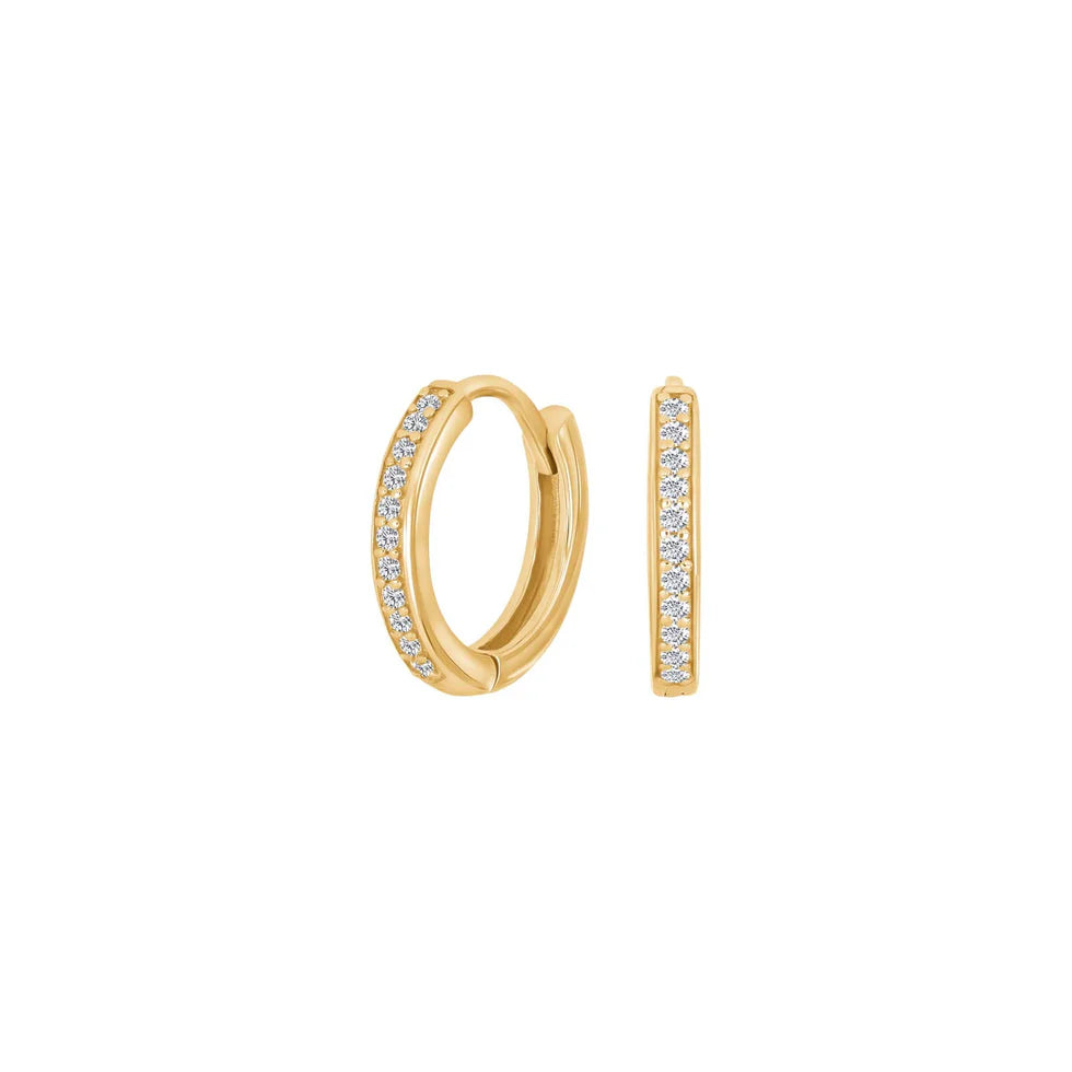 Diese zarten Creolen aus 925 Sterling Silber, wahlweise vergoldet, sind vorne mit funkelnden Zirkonia besetzt und ideal für stilbewusste Damen.