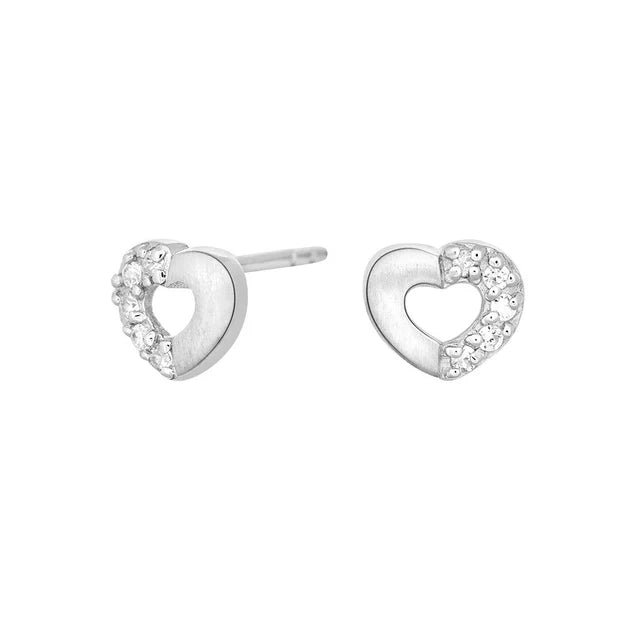 Das Produktbild zeigt ein Paar kleine Damen-Ohrstecker in Herzform aus 925 Sterling Silber mit halbseitigem Zirkonia-Besatz, ideal für romantische Schmuckliebhaberinnen im Alltag und zu besonderen Anlässen.