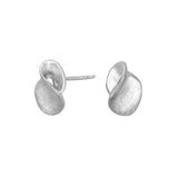 Silberne Ohrstecker aus 925 Sterling Silber mit modern geschwungener Tropfenform, schlichtem Design und glatter Oberfläche, ideal für stilbewusste Damen.