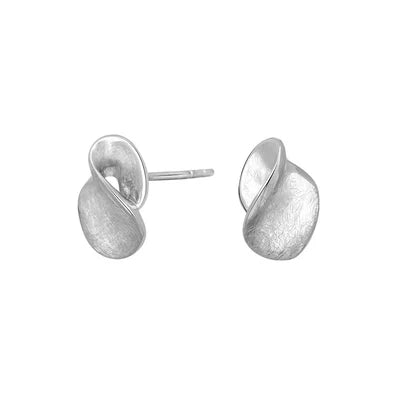 Silberne Ohrstecker aus 925 Sterling Silber mit modern geschwungener Tropfenform, schlichtem Design und glatter Oberfläche, ideal für stilbewusste Damen.