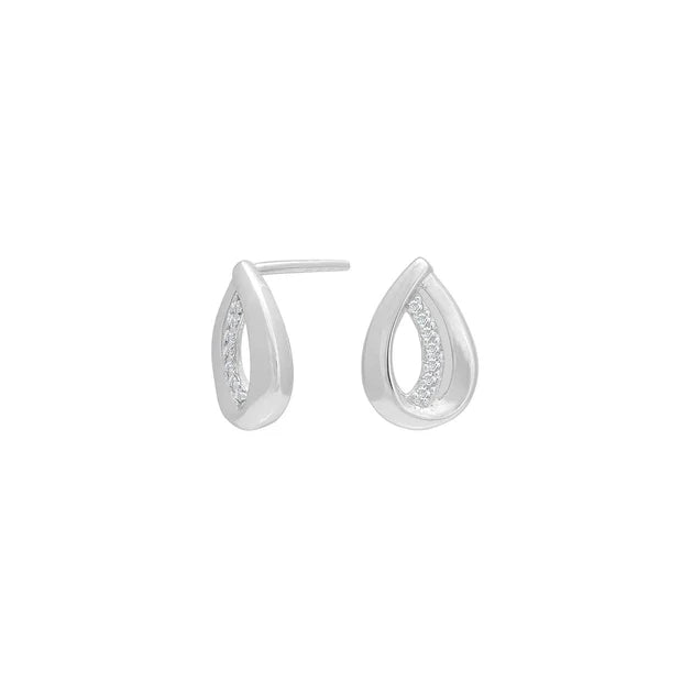 Das Bild zeigt filigrane Damen-Ohrstecker aus 925 Sterling Silber in moderner Tropfenform mit funkelnden Zirkonia, die für stilbewusste Frauen im Alltag und zu besonderen Anlässen entwickelt wurden.