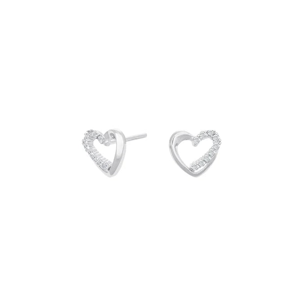Das Produktbild zeigt filigrane Damen-Ohrstecker in Herzform aus 925 Sterling Silber mit teilweise mit Zirkonia besetzter Kontur als romantischer Schmuck für Frauen und Mädchen.
