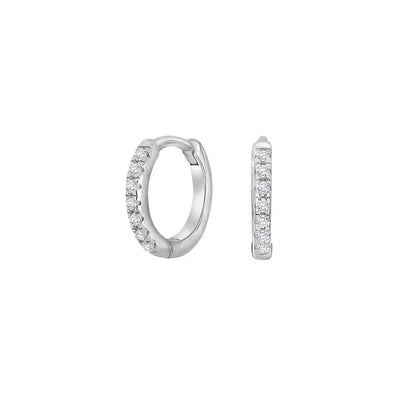 Diese kleinen Damen-Huggie-Creolen aus 925 Sterling Silber, wahlweise rhodiniert, gelb- oder rosévergoldet und mit pavégefassten Zirkonia besetzt, sind ideal für stilbewusste Frauen, die bequemen Everyday-Glamour suchen.