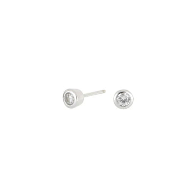 Diese kleinen Damen-Ohrstecker aus 925 Sterling Silber, wahlweise rhodiniert, gelbvergoldet oder rosévergoldet, mit rund gefasstem Zirkonia-Stein sind ideale Basics für stilbewusste Frauen im Alltag und zu besonderen Anlässen.
