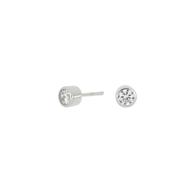 Diese kleinen Damen-Ohrstecker aus 925 Sterling Silber, wahlweise rhodiniert, gelbvergoldet oder rosévergoldet, mit rund gefasstem Zirkonia-Stein sind ideale Basics für stilbewusste Frauen im Alltag und zu besonderen Anlässen.