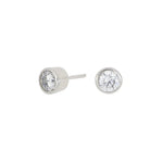 Diese kleinen Damen-Ohrstecker aus 925 Sterling Silber, wahlweise rhodiniert, gelbvergoldet oder rosévergoldet, mit rund gefasstem Zirkonia-Stein sind ideale Basics für stilbewusste Frauen im Alltag und zu besonderen Anlässen.