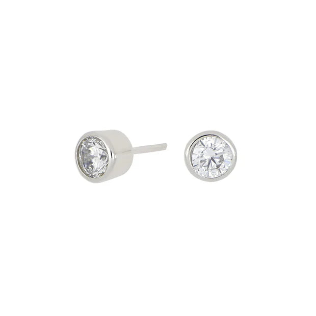 Diese kleinen Damen-Ohrstecker aus 925 Sterling Silber, wahlweise rhodiniert, gelbvergoldet oder rosévergoldet, mit rund gefasstem Zirkonia-Stein sind ideale Basics für stilbewusste Frauen im Alltag und zu besonderen Anlässen.
