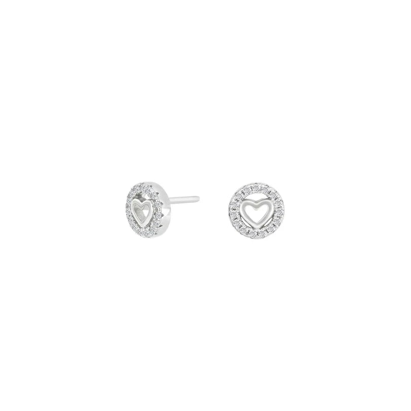 Die Ohrstecker aus 925 Sterling Silber mit Herzmotiv und funkelndem Zirkonia-Rahmen sind ein eleganter Damenschmuck für Alltag und besondere Anlässe.