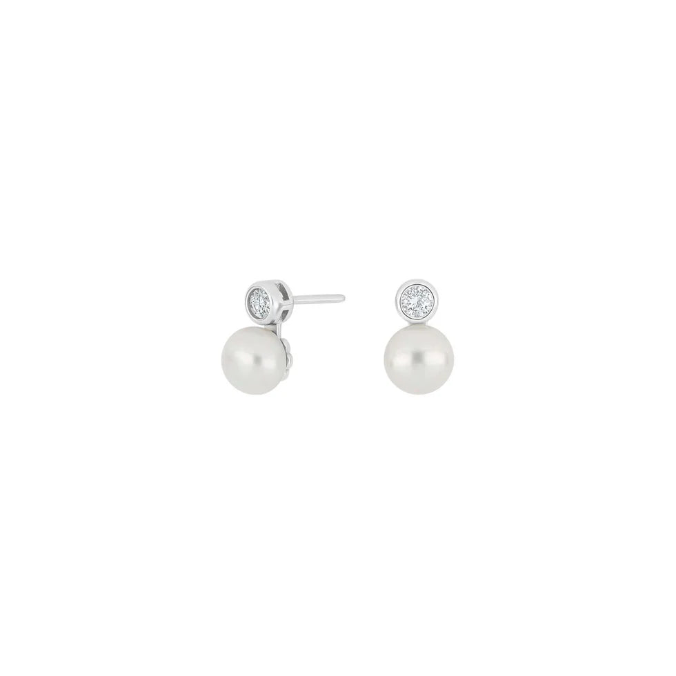 Das Bild zeigt elegante Damen-Perlenohrstecker aus 925 Sterling Silber mit echten Süßwasserperlen und funkelndem Zirkonia, ideal für stilbewusste Frauen bei Alltag und Anlass.