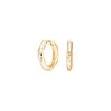 Das Bild zeigt zarte Damen-Creolen aus 925 Sterling Silber mit glatt polierter Oberfläche und eingestreuten Zirkonia-Steinen, die besonders für stilbewusste Frauen im Alltag und zu besonderen Anlässen geeignet sind.