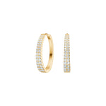 Abgebildet sind elegante Damen-Creolen aus 925 Sterling Silber mit doppelt gefasstem Zirkonia-Pavé und praktischem Klappverschluss, ideal für stilbewusste Frauen im Alltag und zu festlichen Anlässen.