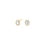 Elegante Damen-Ohrstecker aus 925 Sterling Silber, wahlweise vergoldet, mit oval gefasstem Zirkonia, die durch ihr zeitloses Design ideal für Alltag und besondere Anlässe sind.