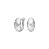 Diese eleganten Damen-Creolen aus 925 Sterling Silber, wahlweise vergoldet, mit matt geschwungener Oberfläche und unregelmäßig gesetzten Zirkonia-Steinen sind ideal für stilbewusste Frauen im Alltag und zu besonderen Anlässen.