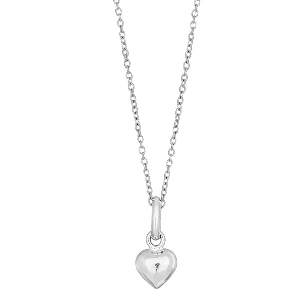 Dieses Produktbild zeigt eine zarte Kinderhalskette aus 925 Sterling Silber mit einem kleinen, glänzenden Herzanhänger, der speziell für Mädchen entworfen wurde.