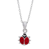 Diese Kinder-Halskette aus 925 Sterling Silber zeigt einen kleinen rot emaillierten Marienkäfer-Anhänger und ist als niedlicher Glücksbringer für Mädchen gestaltet.
