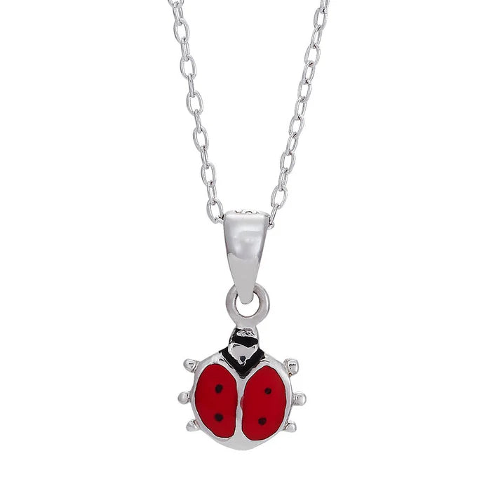 Diese Kinder-Halskette aus 925 Sterling Silber zeigt einen kleinen rot emaillierten Marienkäfer-Anhänger und ist als niedlicher Glücksbringer für Mädchen gestaltet.