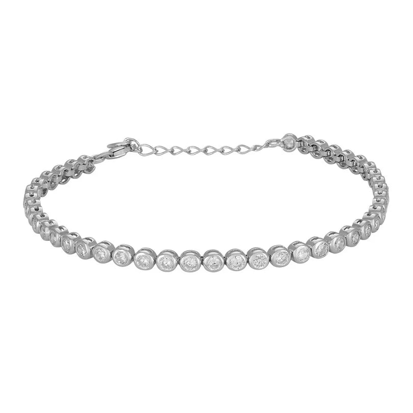 Dieses elegante Damen-Tennisarmband aus 925 Sterling Silber, wahlweise vergoldet, mit rundum gefassten klaren Zirkonia-Steinen und verstellbarer Länge ist ideal für stilbewusste Frauen.
