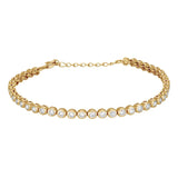 Dieses elegante Damen-Tennisarmband aus 925 Sterling Silber, wahlweise vergoldet, mit rundum gefassten klaren Zirkonia-Steinen und verstellbarer Länge ist ideal für stilbewusste Frauen.