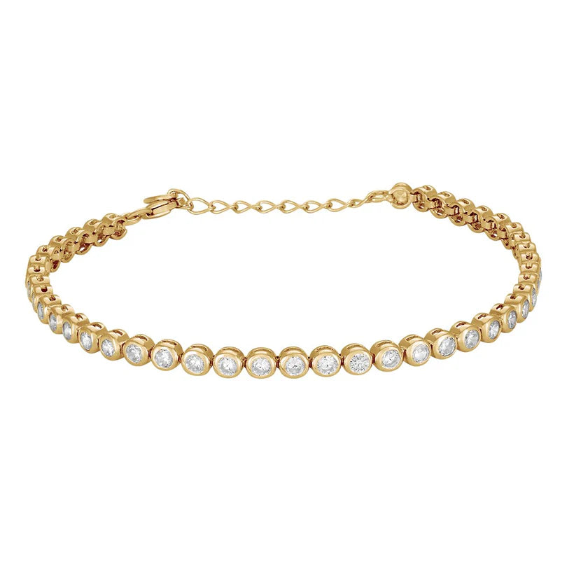 Dieses elegante Damen-Tennisarmband aus 925 Sterling Silber, wahlweise vergoldet, mit rundum gefassten klaren Zirkonia-Steinen und verstellbarer Länge ist ideal für stilbewusste Frauen.