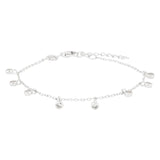 Dieses feine Damenarmband aus 925 Sterling Silber, wahlweise vergoldet oder in Silber, trägt mehrere bewegliche Zirkonia-Anhänger rund um das Handgelenk und richtet sich an stilbewusste Frauen, die dezenten Glitzerschmuck lieben.