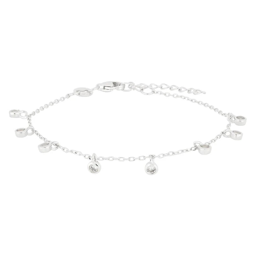 Dieses feine Damenarmband aus 925 Sterling Silber, wahlweise vergoldet oder in Silber, trägt mehrere bewegliche Zirkonia-Anhänger rund um das Handgelenk und richtet sich an stilbewusste Frauen, die dezenten Glitzerschmuck lieben.