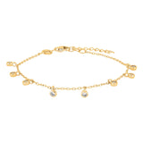 Dieses feine Damenarmband aus 925 Sterling Silber, wahlweise vergoldet oder in Silber, trägt mehrere bewegliche Zirkonia-Anhänger rund um das Handgelenk und richtet sich an stilbewusste Frauen, die dezenten Glitzerschmuck lieben.