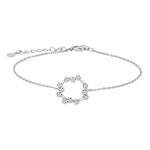 Das Bild zeigt ein zartes Damenarmband aus 925 Sterling Silber mit offenem Kreis-Anhänger aus kleinen Zirkonia-Kugeln und verstellbarer Kette, ideal für stilbewusste Frauen im Alltag und zu besonderen Anlässen.
