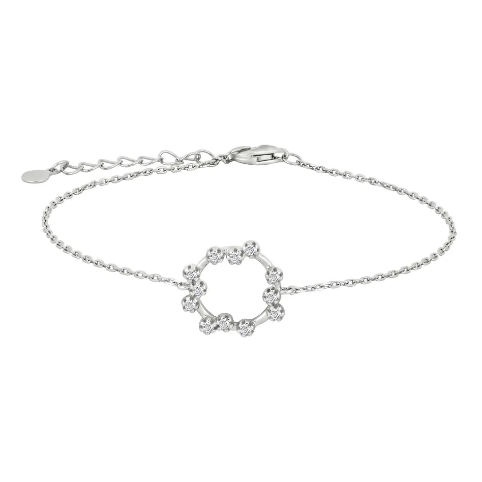 Das Bild zeigt ein zartes Damenarmband aus 925 Sterling Silber mit offenem Kreis-Anhänger aus kleinen Zirkonia-Kugeln und verstellbarer Kette, ideal für stilbewusste Frauen im Alltag und zu besonderen Anlässen.
