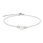 Das Bild zeigt ein zartes Damenarmband aus 925 Sterling Silber mit mittiger Süßwasserperle, zwei funkelnden Zirkonia-Steinen und verstellbarer Kette, ideal für stilbewusste Frauen.