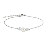 Das Bild zeigt ein zartes Damenarmband aus 925 Sterling Silber mit mittiger Süßwasserperle, zwei funkelnden Zirkonia-Steinen und verstellbarer Kette, ideal für stilbewusste Frauen.