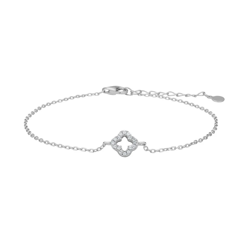 Das Bild zeigt ein zartes Damenarmband aus 925 Sterling Silber mit offenem, pavébesetztem Kleeblatt-Anhänger, feiner längenverstellbarer Kette und richtet sich an stilbewusste Frauen, die elegante Glückssymbole lieben.