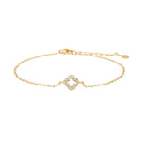 Das Bild zeigt ein zartes Damenarmband aus 925 Sterling Silber mit offenem, pavébesetztem Kleeblatt-Anhänger, feiner längenverstellbarer Kette und richtet sich an stilbewusste Frauen, die elegante Glückssymbole lieben.