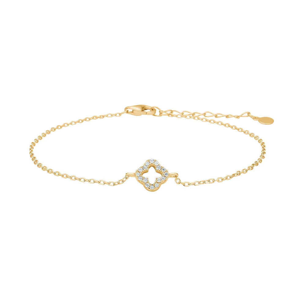 Das Bild zeigt ein zartes Damenarmband aus 925 Sterling Silber mit offenem, pavébesetztem Kleeblatt-Anhänger, feiner längenverstellbarer Kette und richtet sich an stilbewusste Frauen, die elegante Glückssymbole lieben.